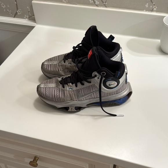 Nike GT Men’s Basketball Sneakers size 5.5. In pretty good condition. - Picture 1 of 3